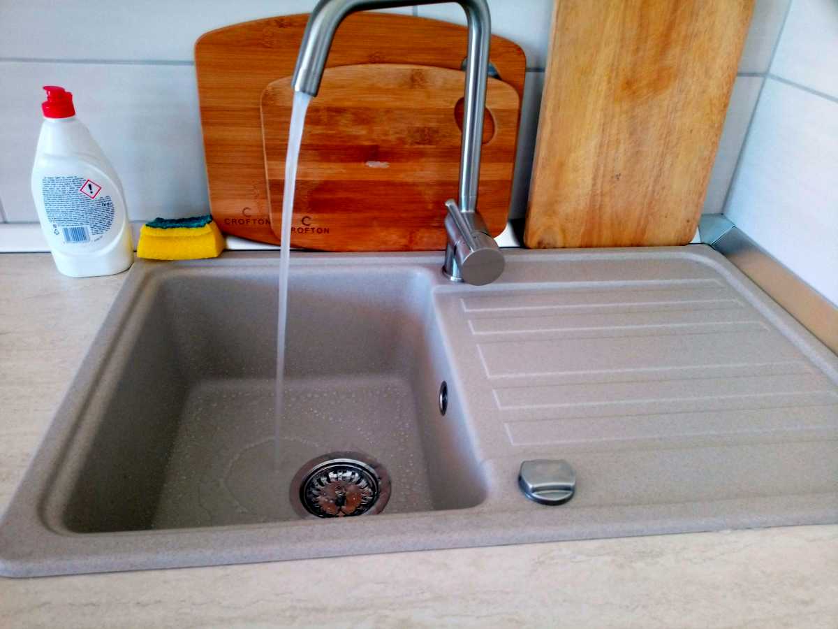 Az első vízsugár az új konyhában, Balatonmáriafürdőn, a Keller Családi Házban